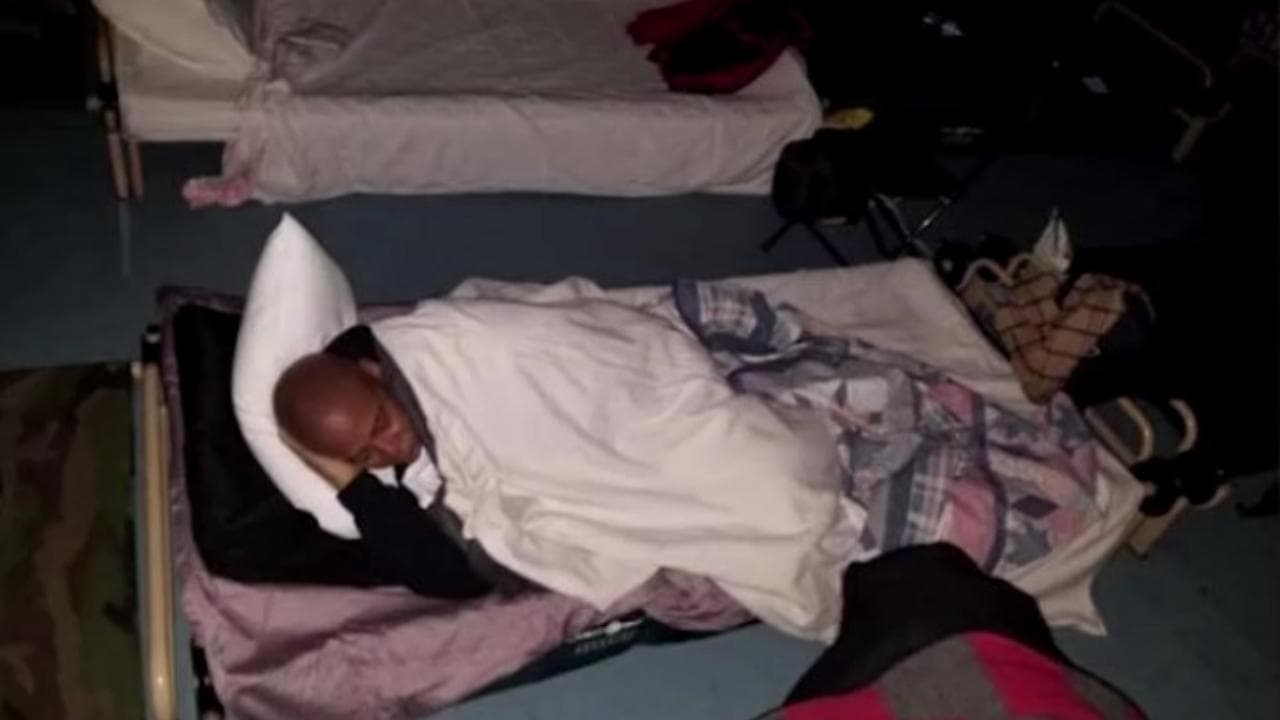 Il sindaco di New York Eric Adams dorme in un centro rifugio per migranti, ma è polemica