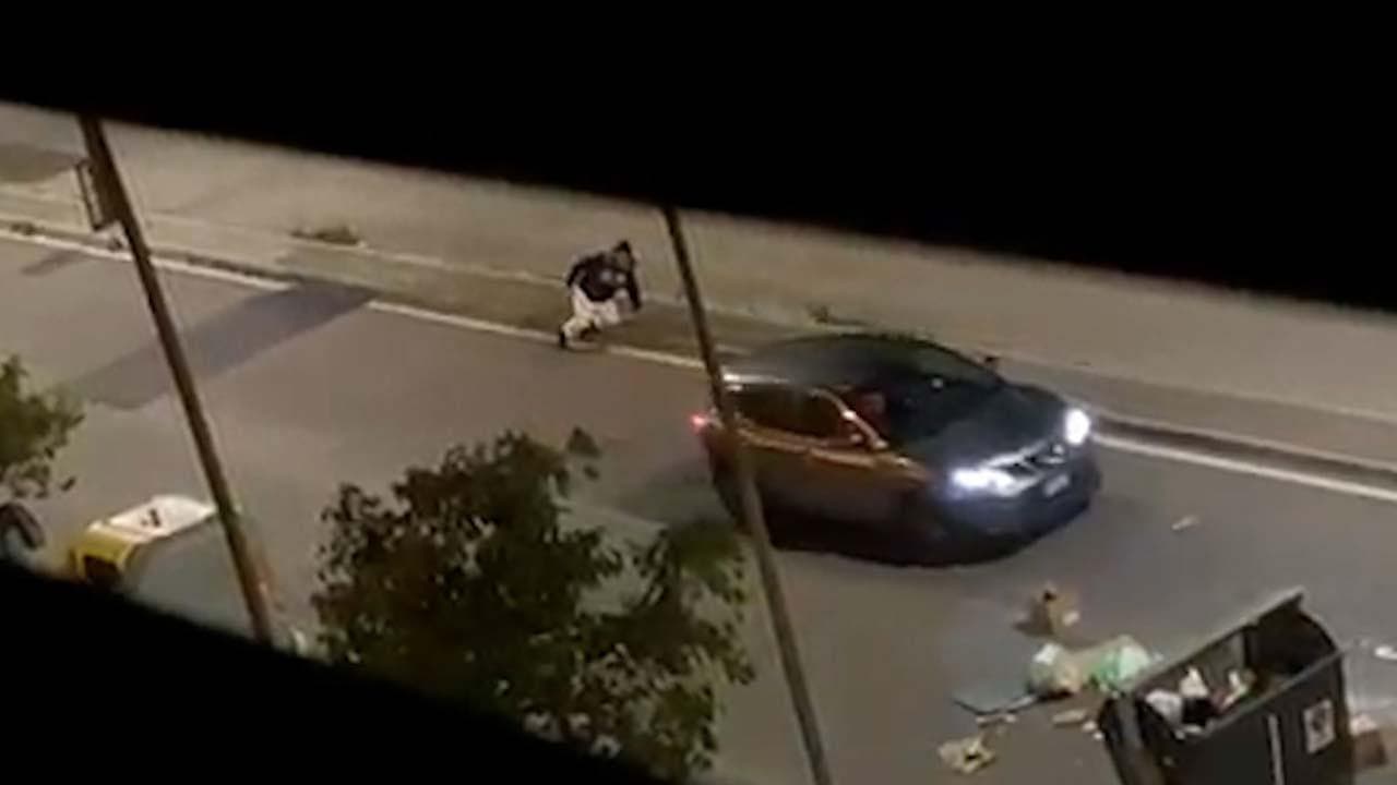 Assalto armato, automobilista rapinato e scaraventato fuori dalla vettura