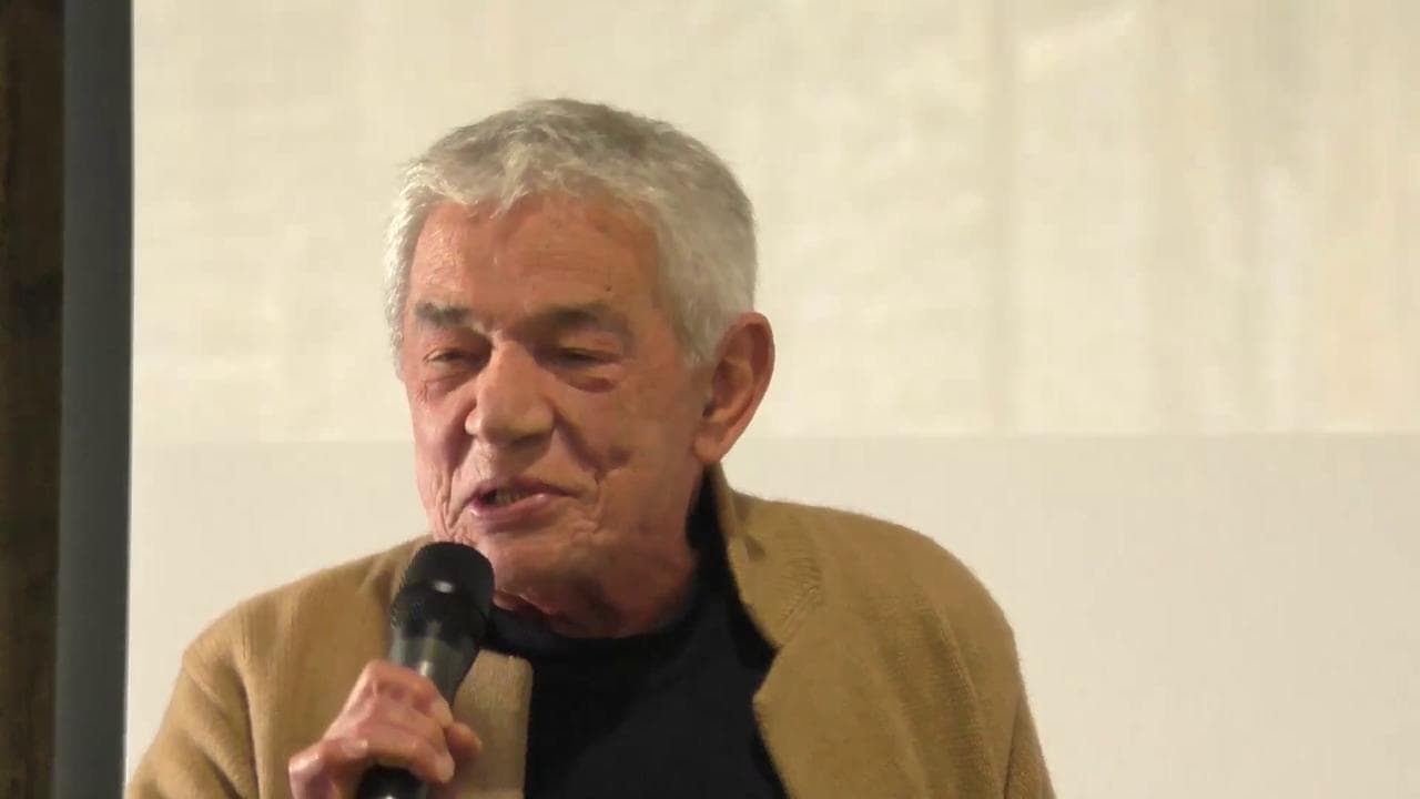 Gli amici di Troisi: "Così nacque la scena del televisore nel film Scusate il ritardo"