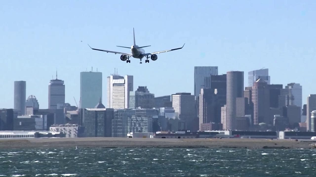 Boston, l'atterraggio con forte vento ripreso dal mare è spettacolare