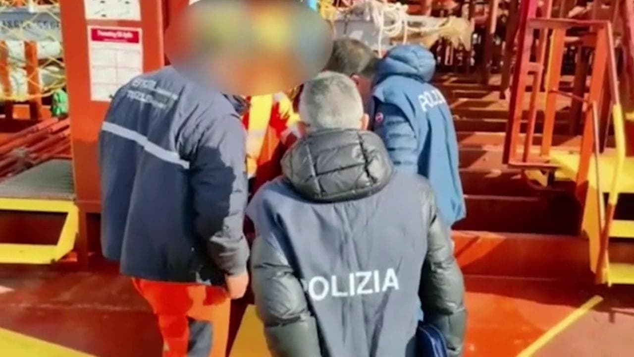 Migranti, finge di farsi salvare ma era uno scafista: l'arresto
