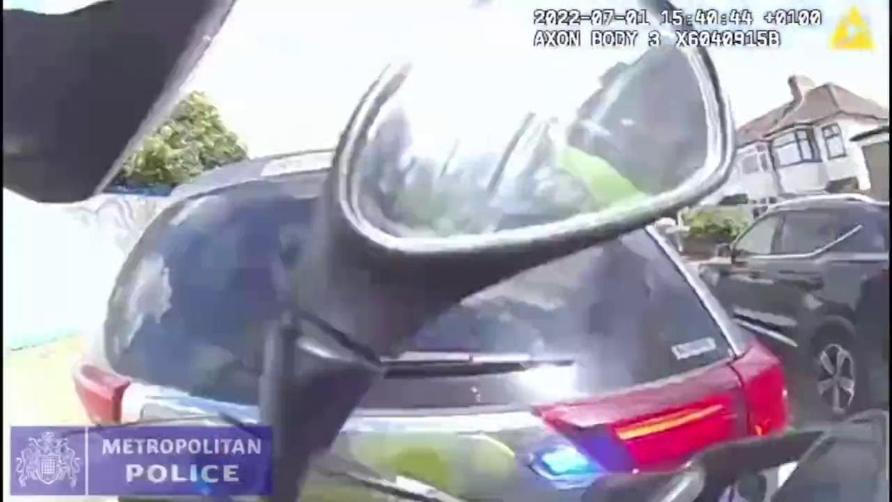 Londra, la reazione criminale dell'automobilista: litiga con un poliziotto e poi lo investe