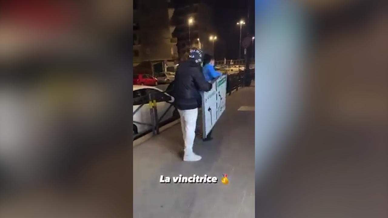 Rubano la segnaletica stradale e se la ridono su Instagram