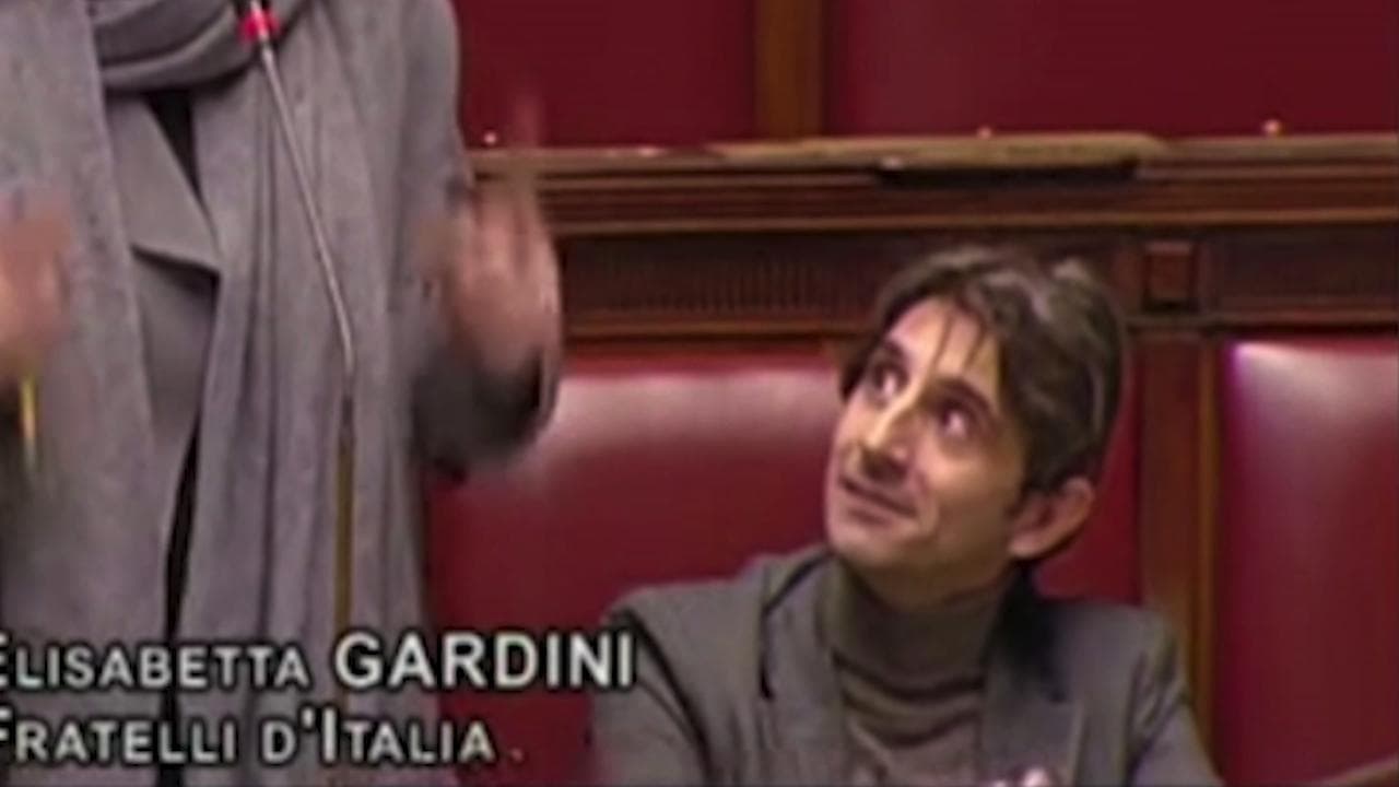 Il dettaglio del labiale di Donzelli che anticipa le parole di Gardini durante l'intervento