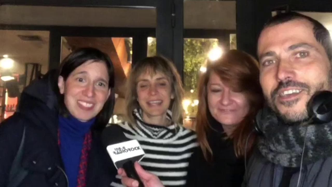 Elly Schlein canta "Occhi di gatto", poi la candidata alla segreteria Pd svela la sua ladra preferita
