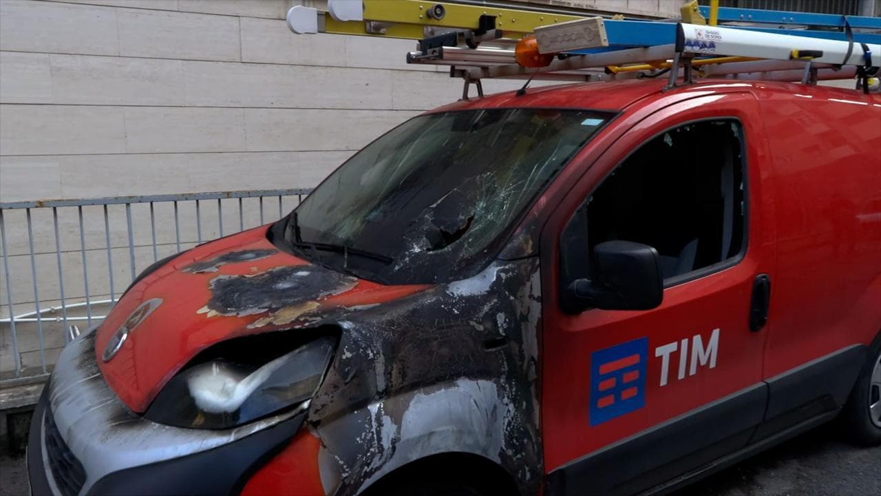 Roma, cinque furgoncini della TIM dati alle fiamme: scritte contro il 41-bis