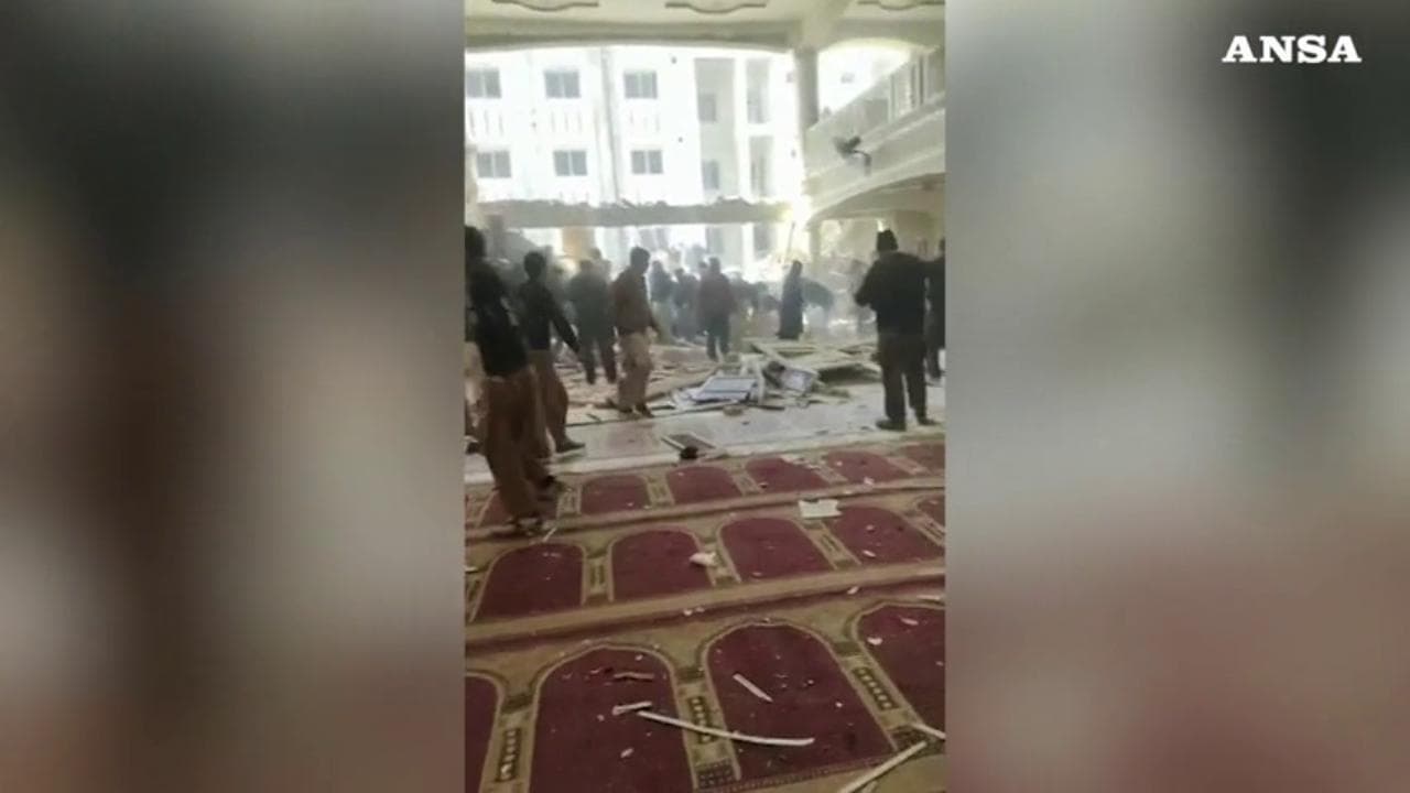Pakistan, attacco alla moschea di Peshawar: macerie e distruzione sul luogo dell'esplosione