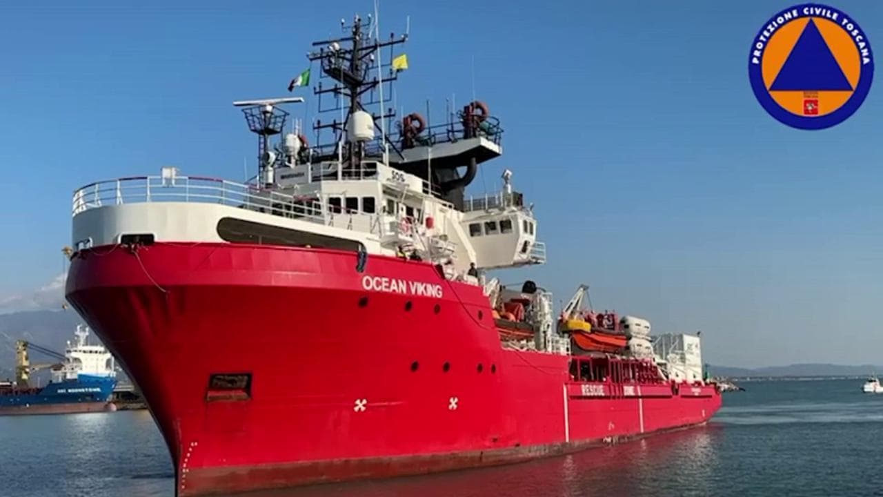 Migranti, l'arrivo della Ocean Viking nel porto di Marina di Carrara