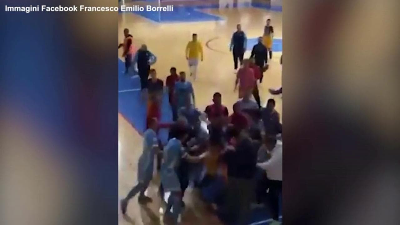 Campania, rissa al termine di una partita di calcetto: la denuncia del deputato Borrelli