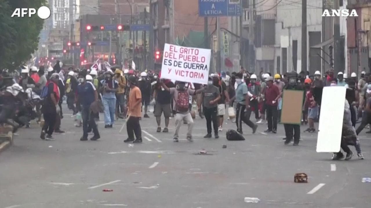 Perù, violenti scontri a Lima: spari, barricate e polizia in tenuta anti sommossa