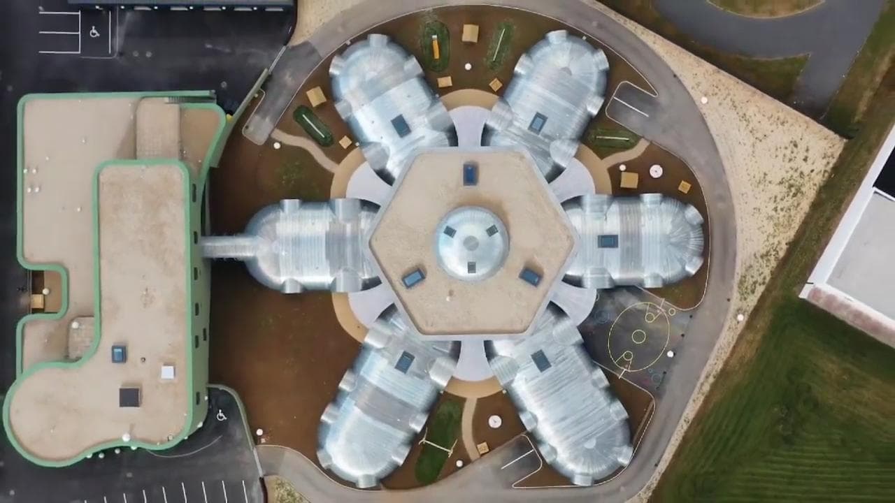 L'astronave-bozzolo atterrata in Francia per proteggere i bimbi: dentro c'è un mondo a parte