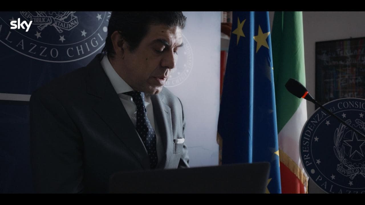 Pierfrancesco Favino è Mario Draghi nel consiglio di classe di 'Call my agent'