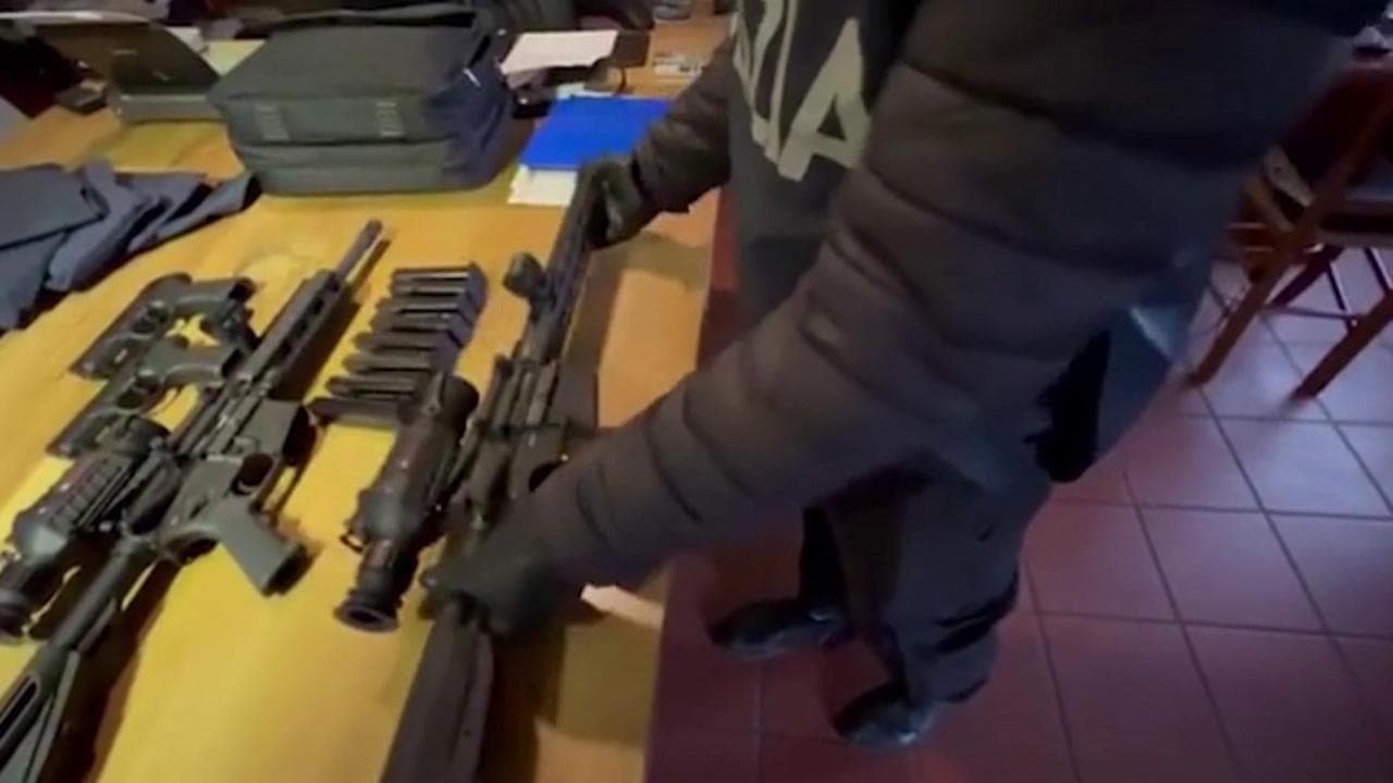 Perquisizioni a gruppo no vax "Guerrieri ViVi", ritrovate sei armi da fuoco: le immagini
