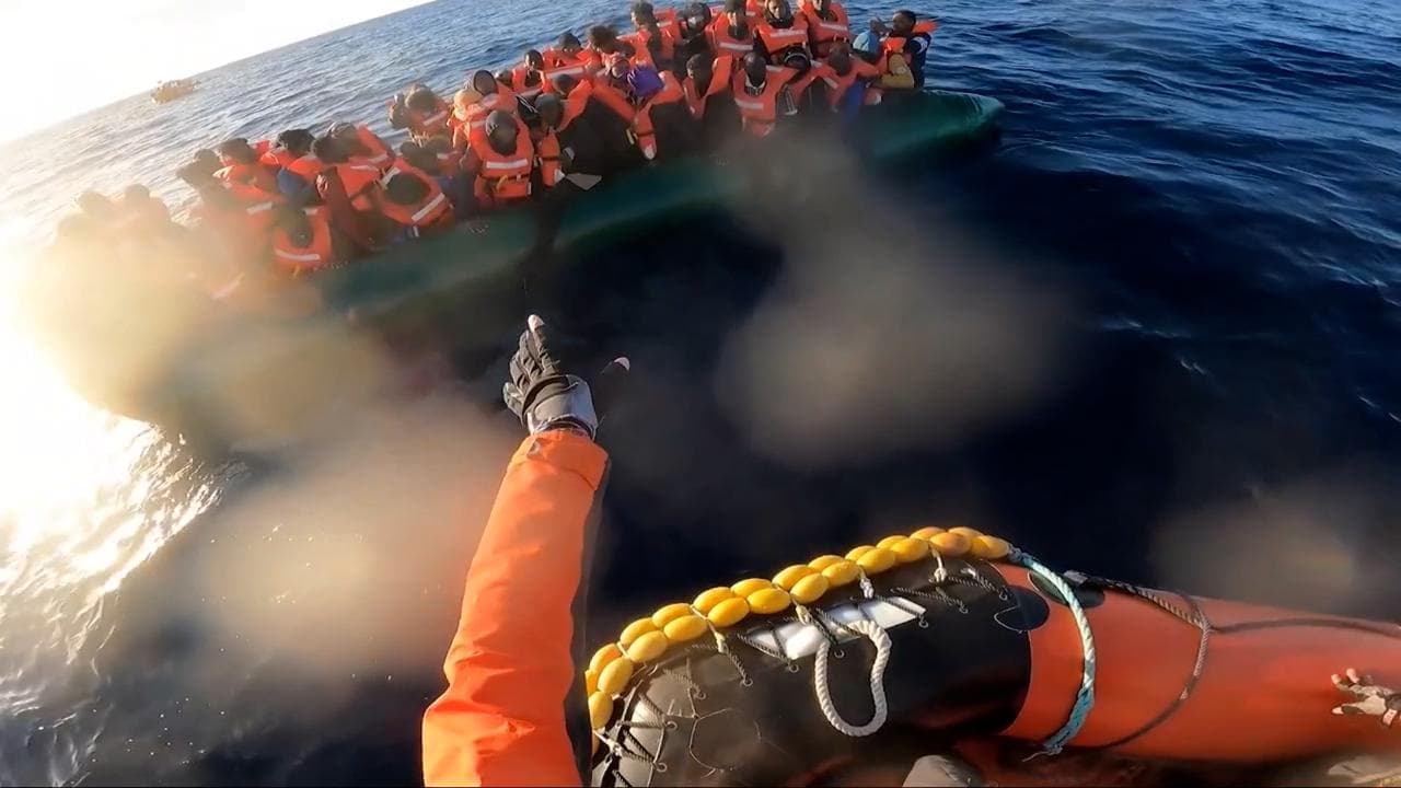 Migranti, il salvataggio in mare visto dai soccorritori di Geo Barents: le immagini drammatiche