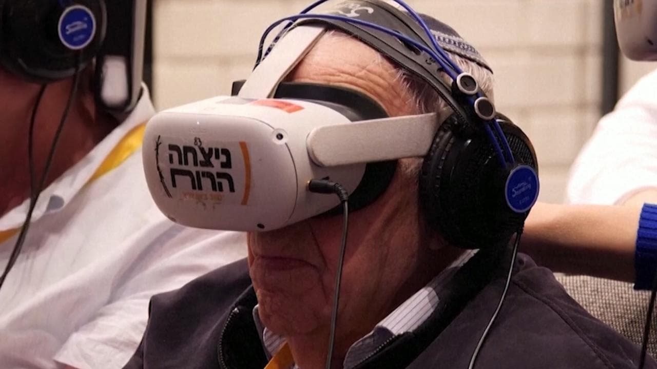 Fanno rivivere Auschwitz a un sopravvissuto 95enne con la realtà virtuale, la reazione spezza il cuore