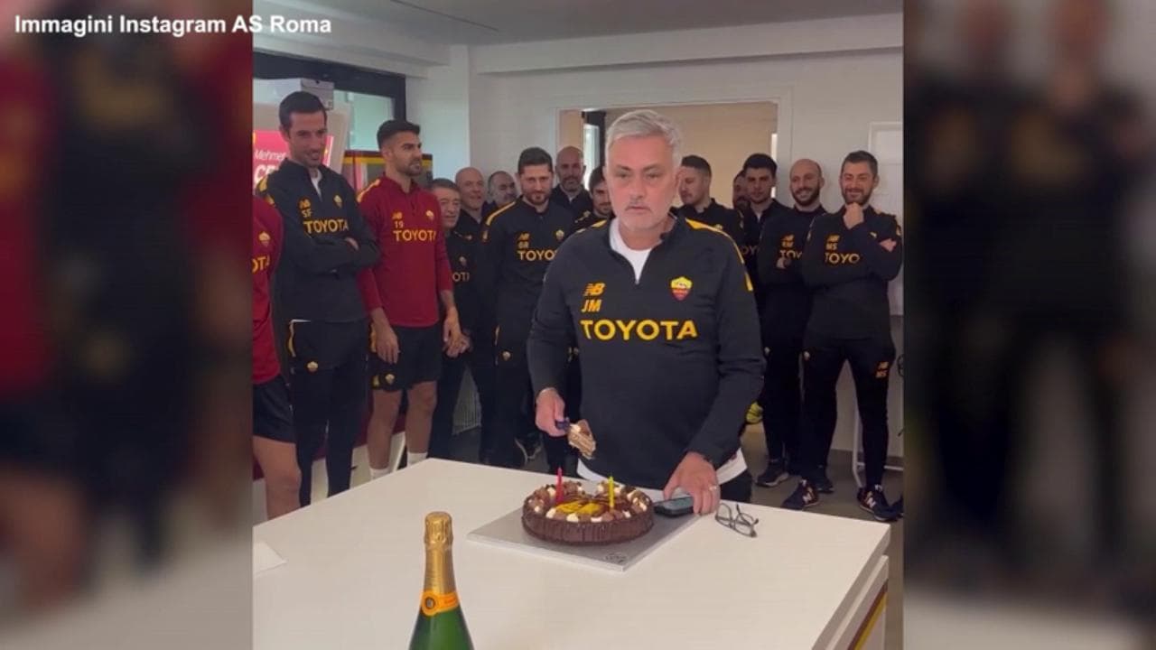 Mourinho compie 60 anni: brindisi nello spogliatoio e la prima fetta di torta è per Pellegrini