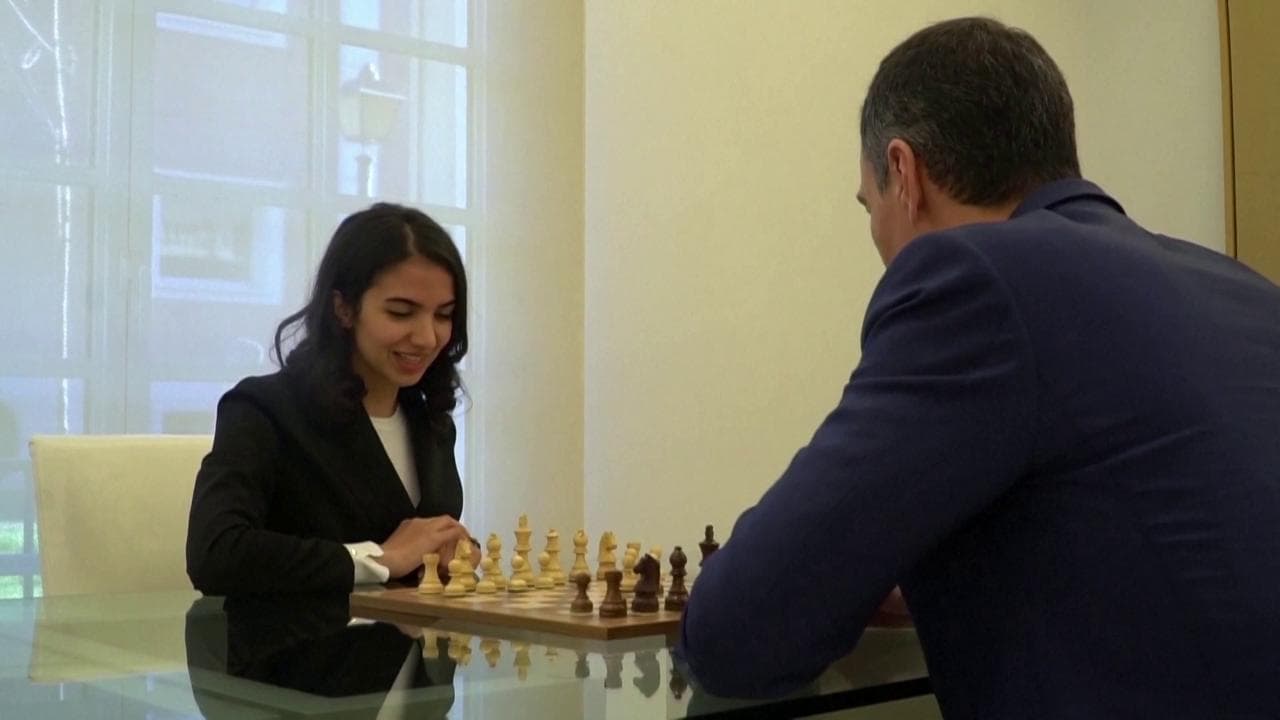Partita a scacchi tra il premier spagnolo Sanchez e Sara Khadem: sfidò l'Iran gareggiando senza velo
