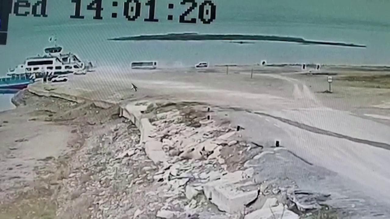 Turchia, autobus finisce nel lago: le telecamere interne mostrano il panico dei passeggeri
