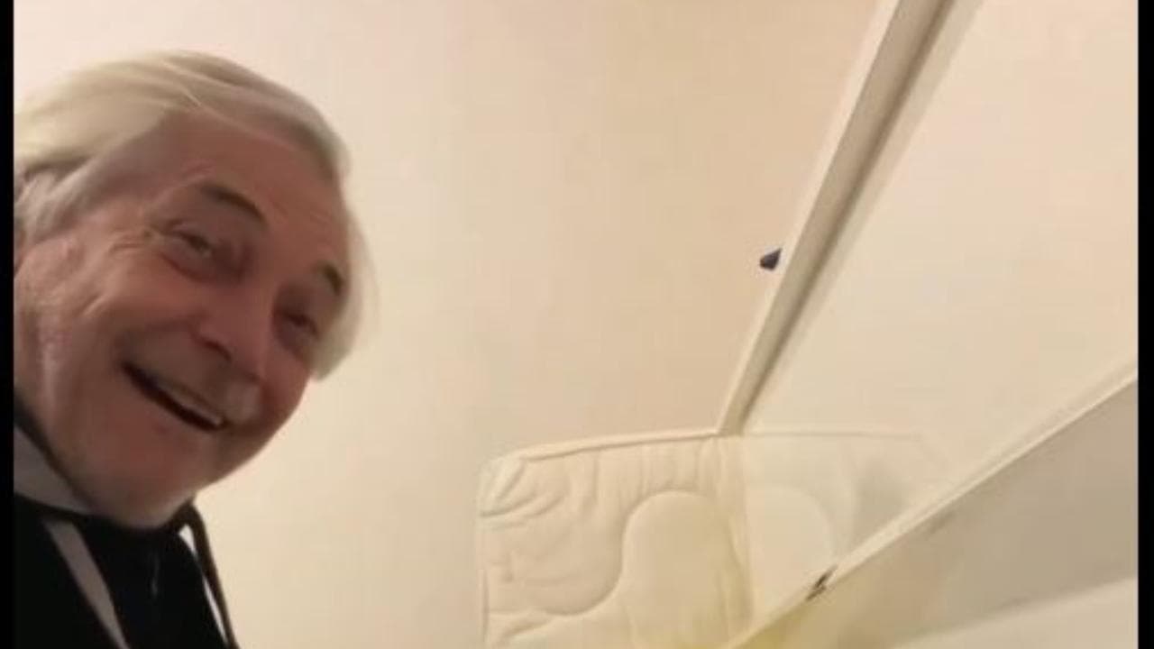 Napoli, Nino D'Angelo canta "La capolista se ne va" dopo la sconfitta del Milan