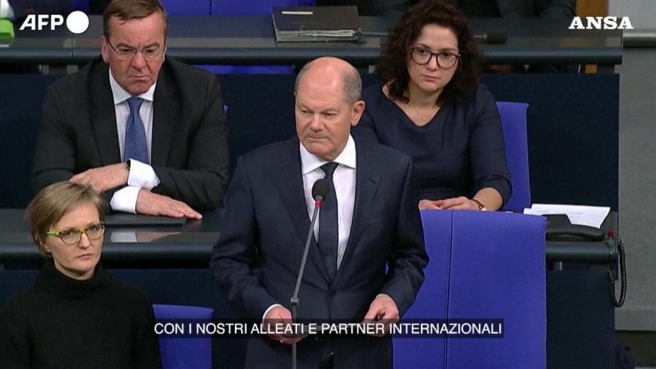 Scholz: "Mandiamo i Leopard all'Ucraina, ma faremo di tutto per evitare l'escalation di guerra"