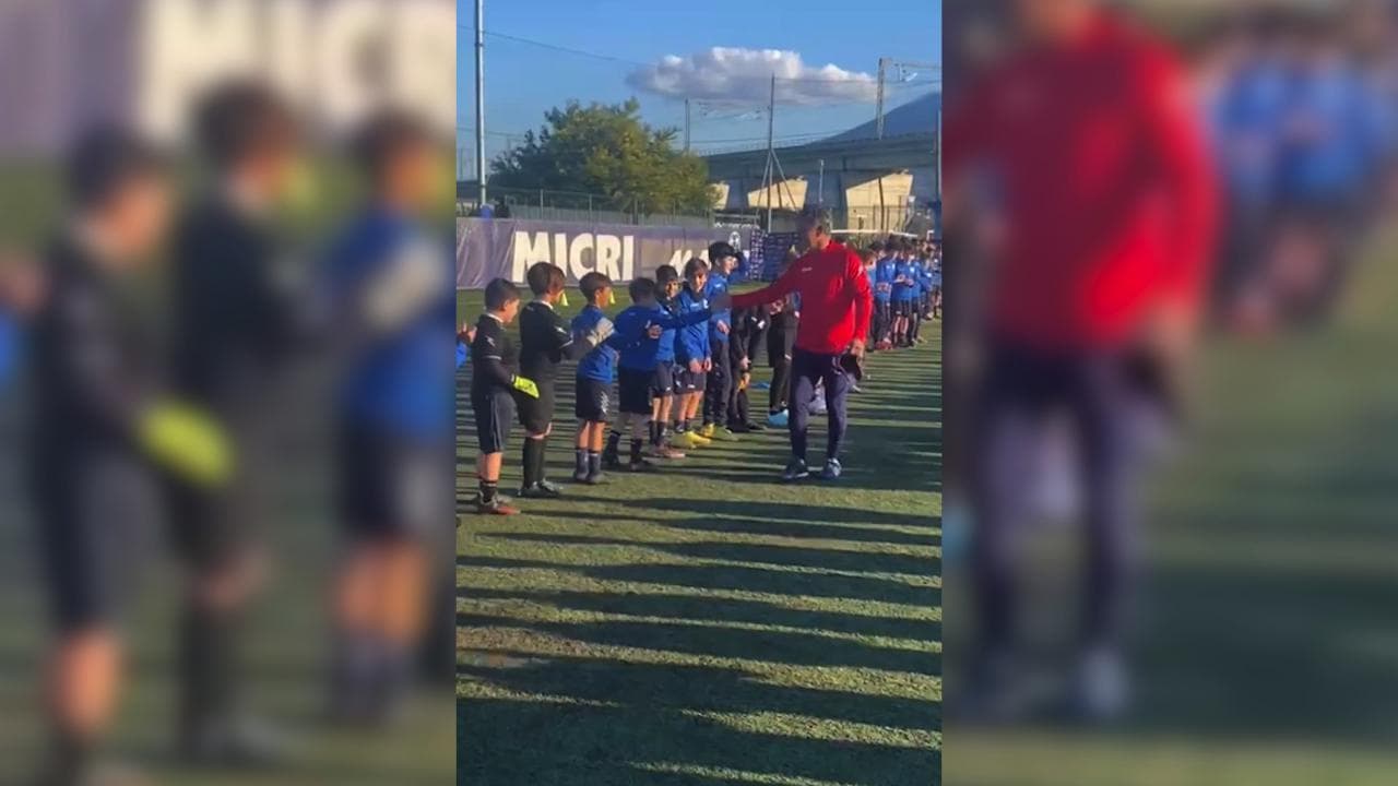 Antonio Careca in campo con i ragazzini della scuola calcio ASD Micri