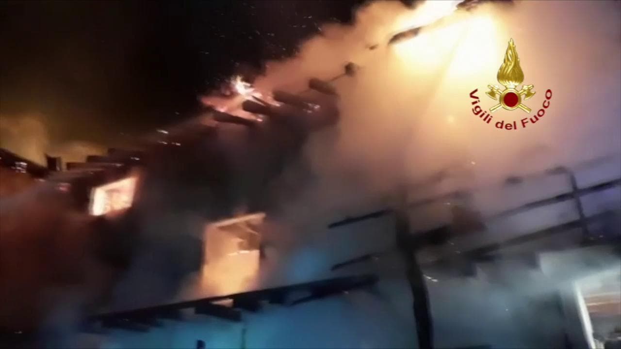 Incendio distrugge un albergo a Sauris (Udine): le immagini dei vigili del fuoco