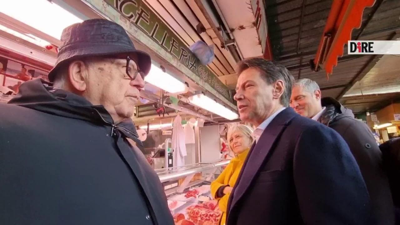 Conte e il rimprovero dell'anziano al mercato: "Il reddito di cittadinanza crea bamboccioni, non vi voto più". L'ex premier: "Guarda troppe trasmissioni Mediaset"