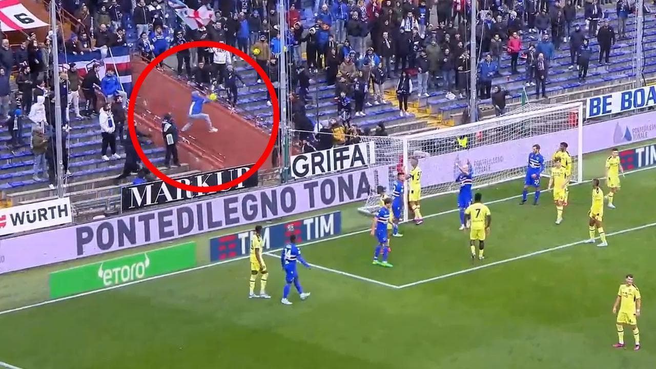 L'acrobazia del tifoso della Sampdoria: si getta nel vuoto per prendere al volo il pallone