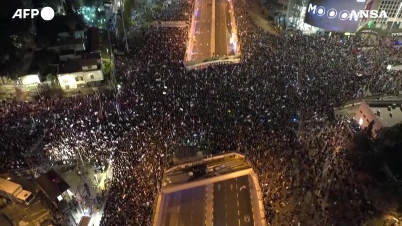 Israele, manifestazione anti-Netanyahu a Tel Aviv: la protesta vista dall'alto