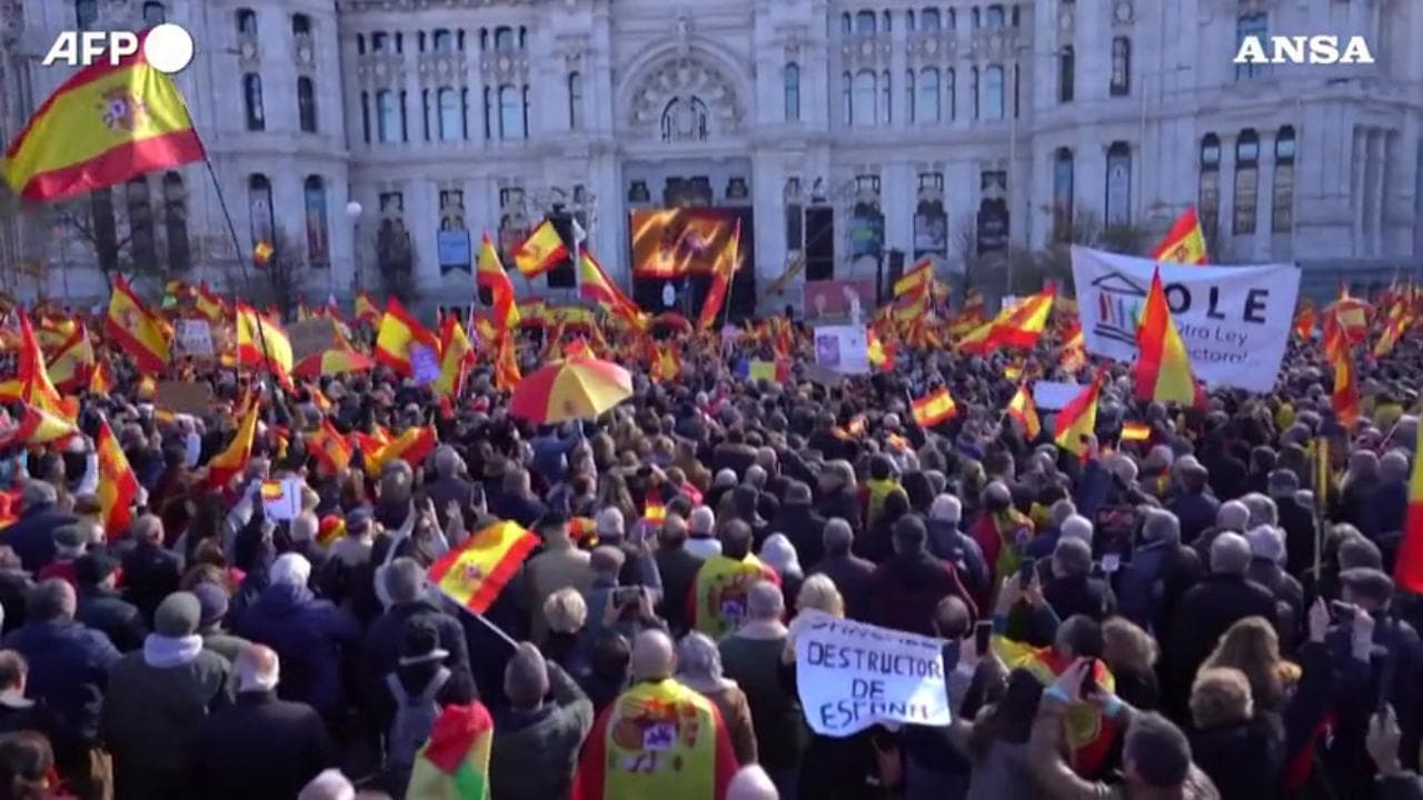 Spagna, proteste contro il governo Sanchez: Vox porta migliaia di persone in piazza a Madrid
