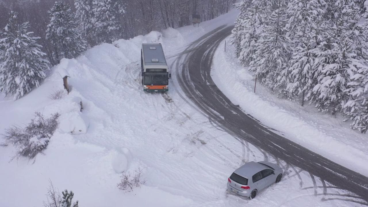 Abbondanti nevicate in Abruzzo e Molise, le immagini dal drone. Chiusa la strada verso Campo Imperatore