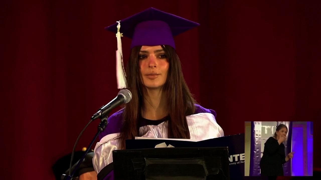 Il consiglio di Emily Ratajkowski ai laureati di New York: "Trovate il tempo per celebrarvi"