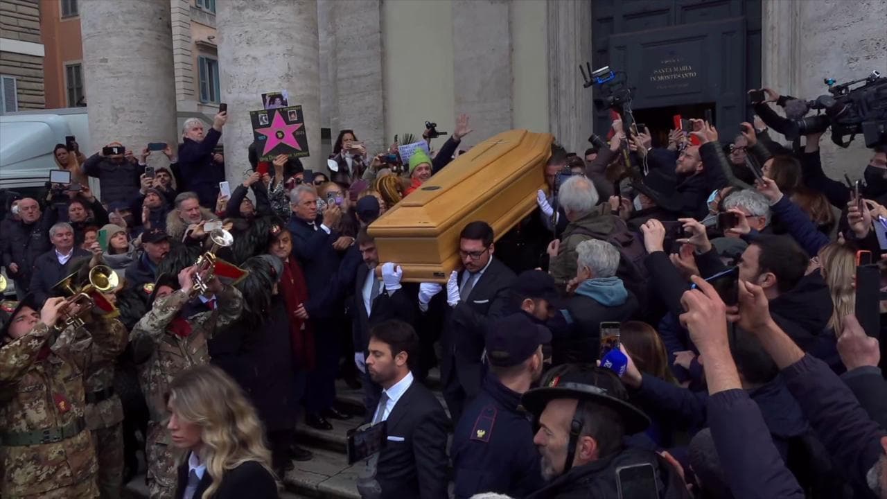 Lollobrigida, uscita feretro salutato dalla fanfara dei bersaglieri. Tanta folla in piazza