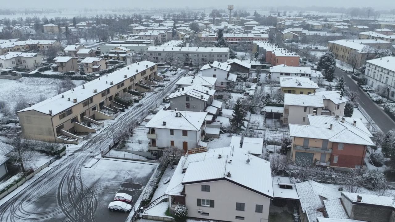 Meteo, il piacentino si colora di bianco: la neve vista dal drone