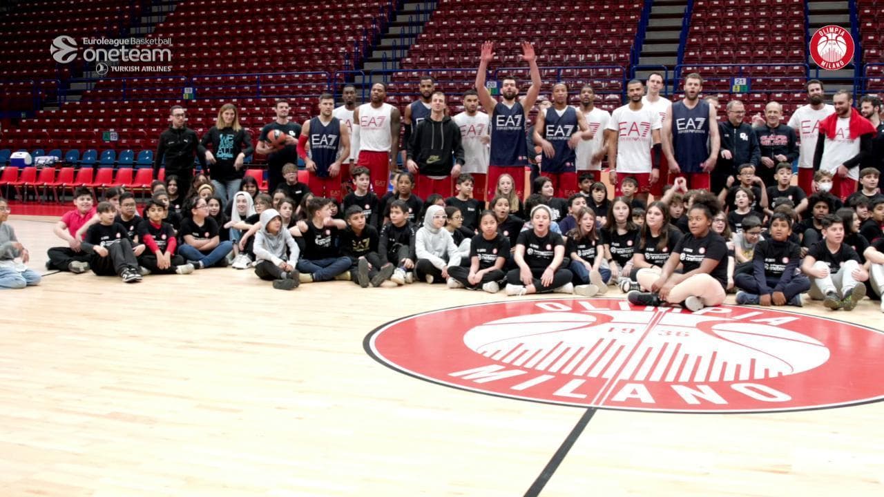 Allenamento con gli idoli dell'Olimpia, che emozione per gli studenti