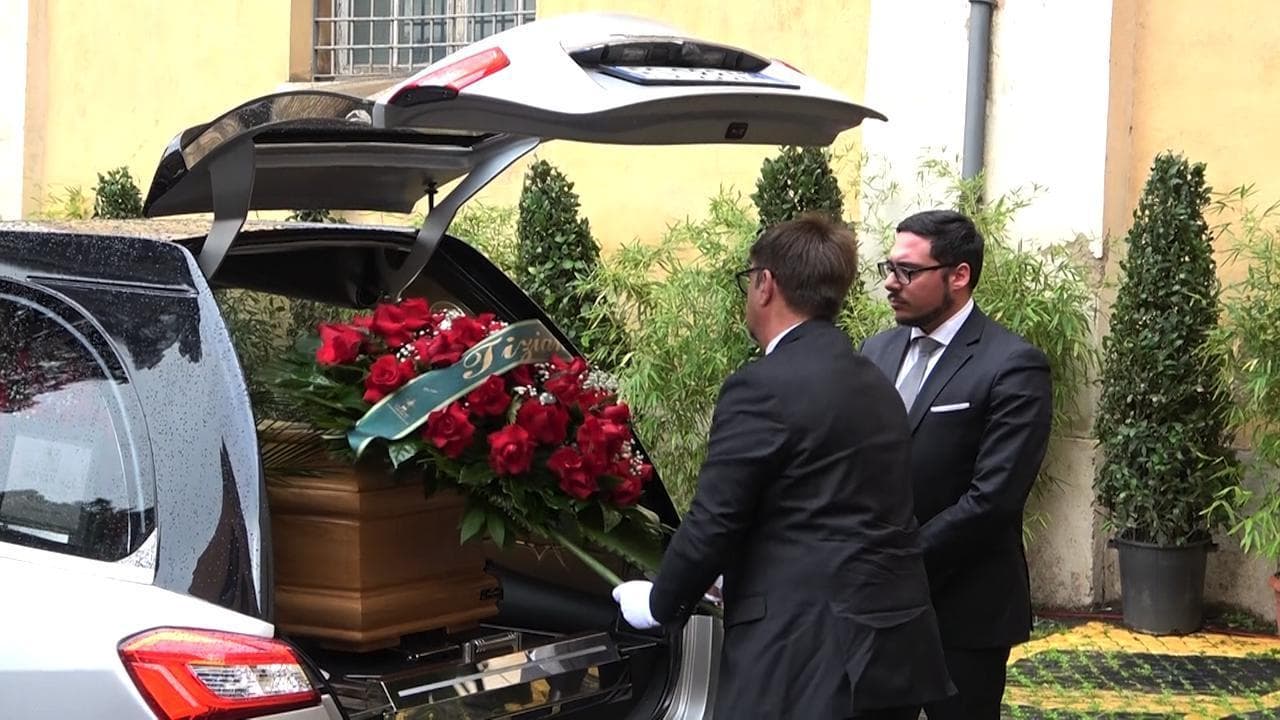 Camera ardente Lollobrigida, l'arrivo del feretro in Campidoglio: c'è anche l'ex marito Javier Rigau