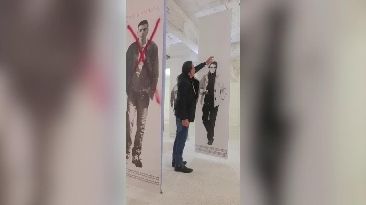Il più grande arresto del 2023, declinato nell'arte. Attraverso una X rossa, con vernice spray, segnata sul volto in foto di Matteo Messina Denaro