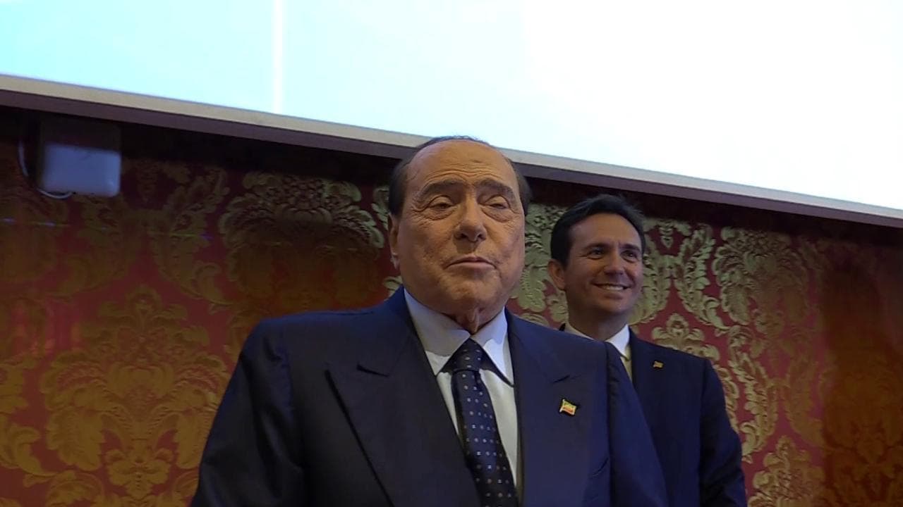Dalla ola alle barzellette, Berlusconi senza freni a villa Gernetto: "Dante non era di sinistra"