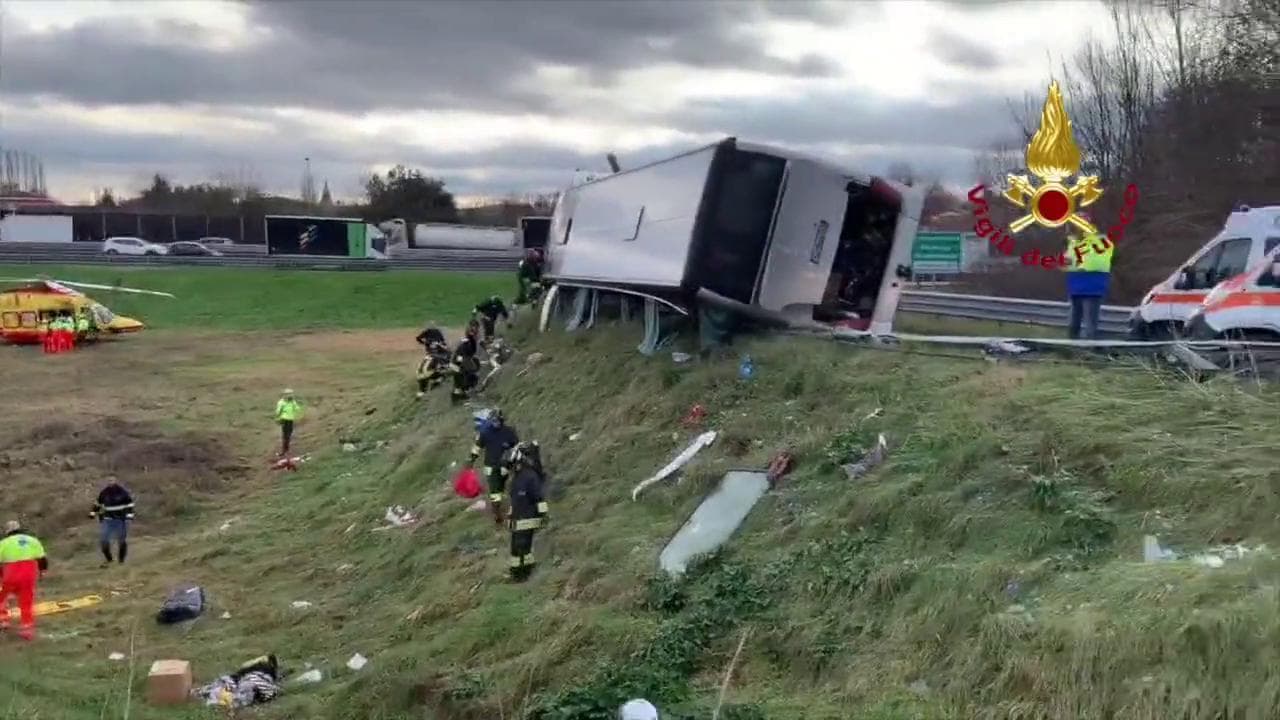 Padova, un autobus con 60 passeggeri si ribalta in autostrada: l'intervento dei vigili del Fuoco