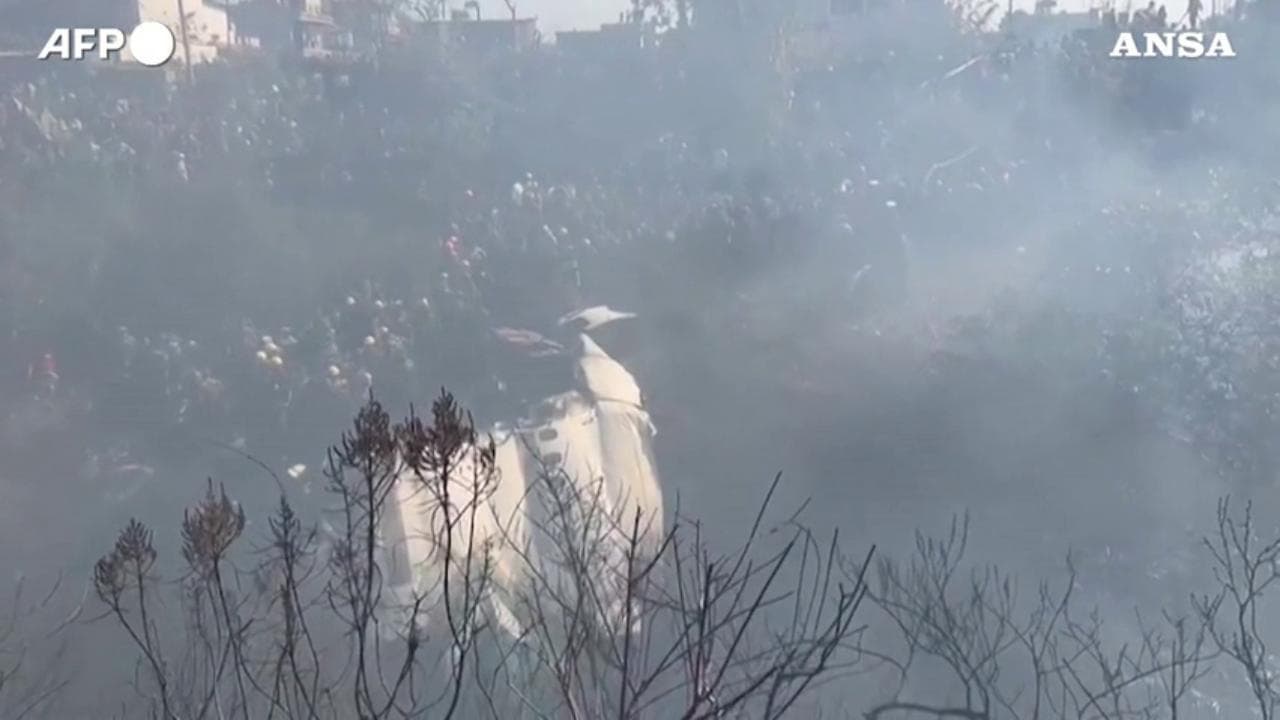 Nepal, aereo precipita in fase di atterraggio: l'intervento dei vigili del fuoco sul luogo dello schianto