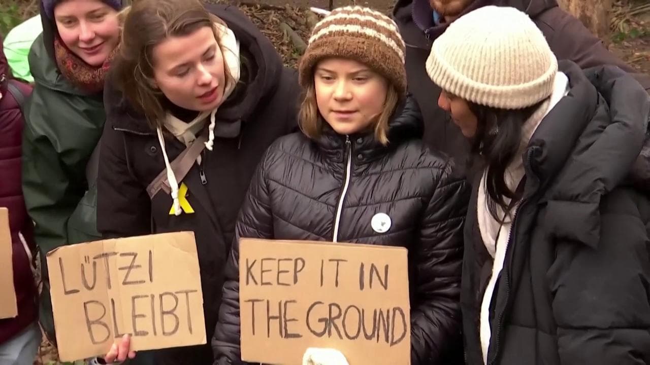 Germania, manifestazione per salvare il borgo dal carbone, con Greta in polemica con i Verdi tedeschi