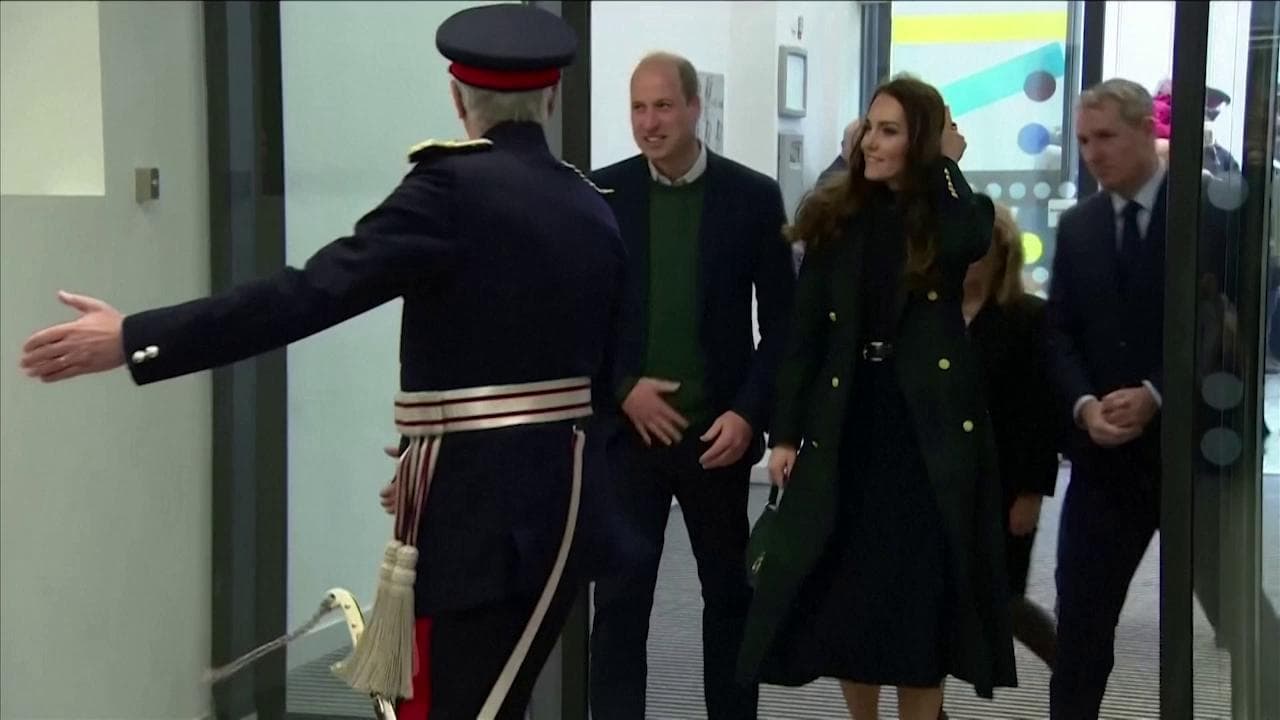 Gb, il principe William ignora la domanda di un giornalista sul libro del fratello Harry