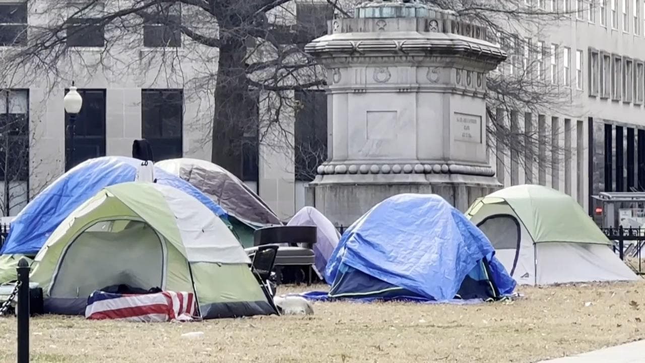 Washington, la città dei senza tetto nei giardini: a centinaia solo con tende come riparo dal gelo