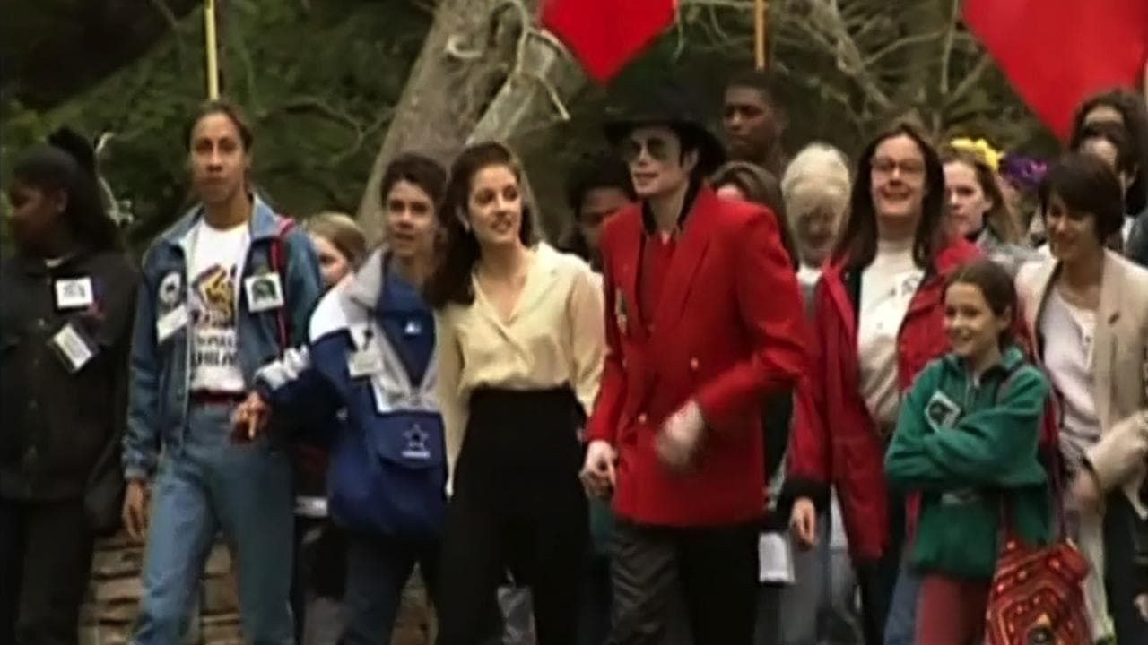 Lisa Marie Presley, la figlia di Elvis mano nella mano con l'ex marito Michael Jackson nel ranch di Neverland