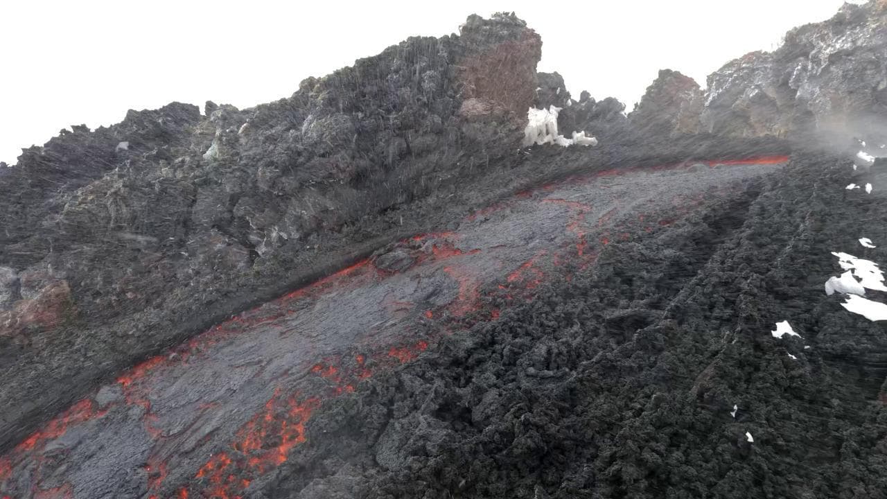 L'Etna tra lava e neve: le riprese a un passo dal fronte lavico