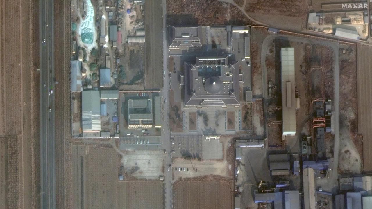 L'impennata dell'epidemia di Covid in Cina svelata dalle foto satellitari tra forni crematori e pompe funebri