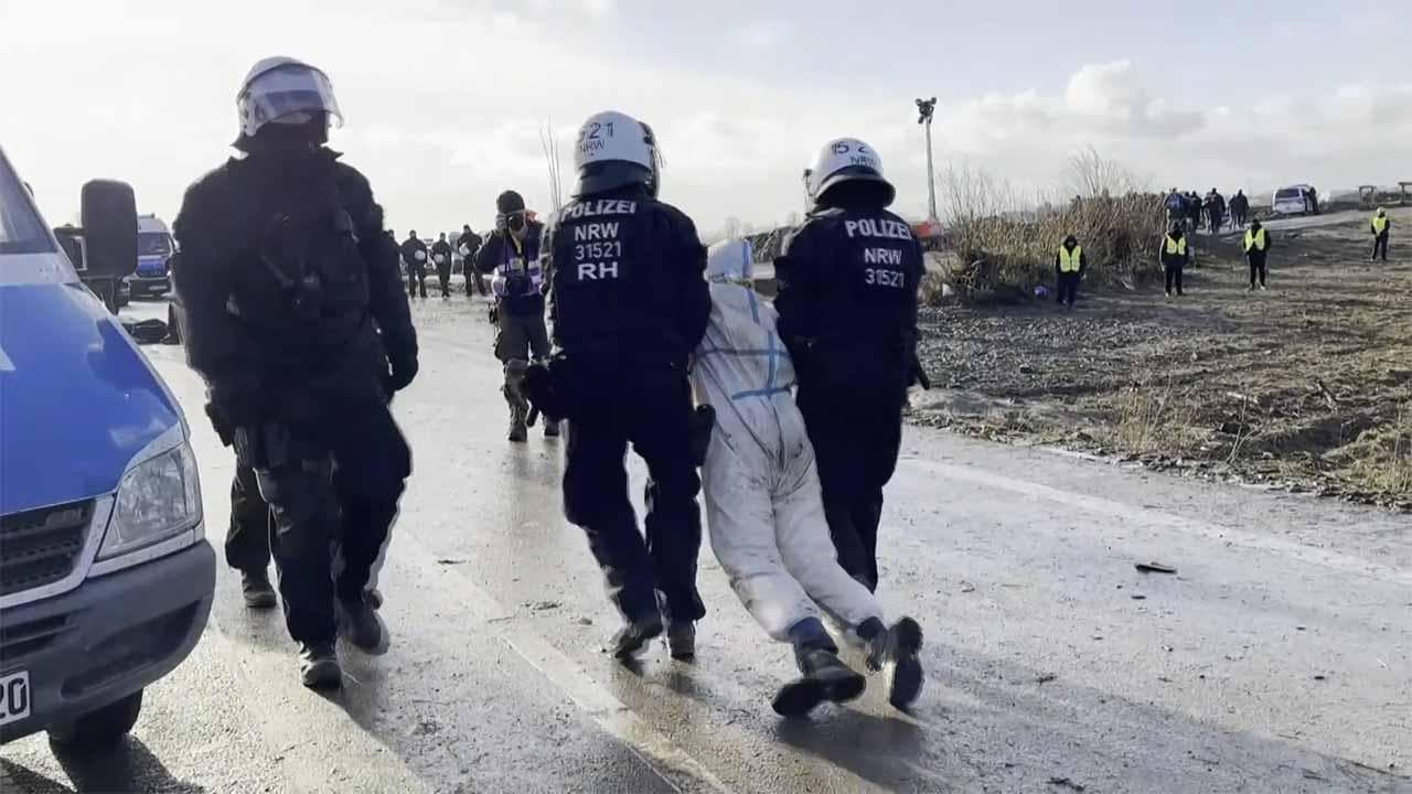 Lützerath, la polizia sgombera gli attivisti del clima: atteso per sabato l'arrivo di Greta Thunberg