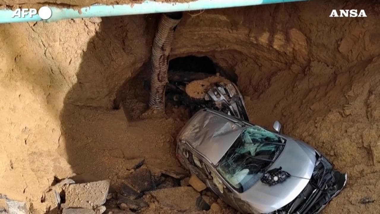 Maltempo in California, su una strada di Los Angeles si apre un'enorme voragine: "inghiottiti" due veicoli