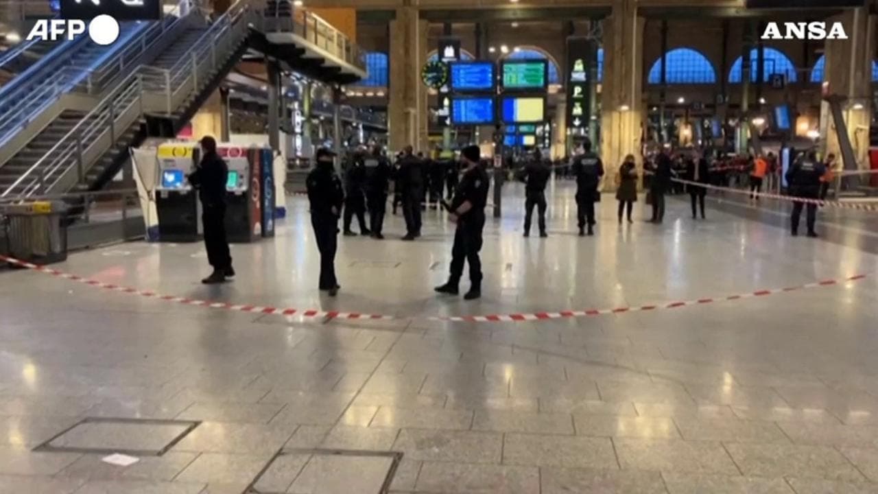 Parigi, il ministro dell'Interno francese Darmanin: "La polizia ha sparato tre volte e neutralizzato l'aggressore"