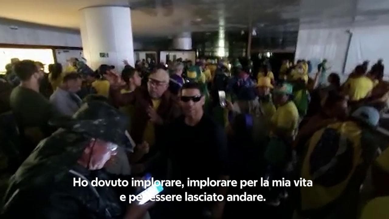 Brasile, la testimonianza di un giornalista sequestrato dai bolsonaristi: "Mi hanno minacciato di morte, la polizia ha fatto finta di nulla"